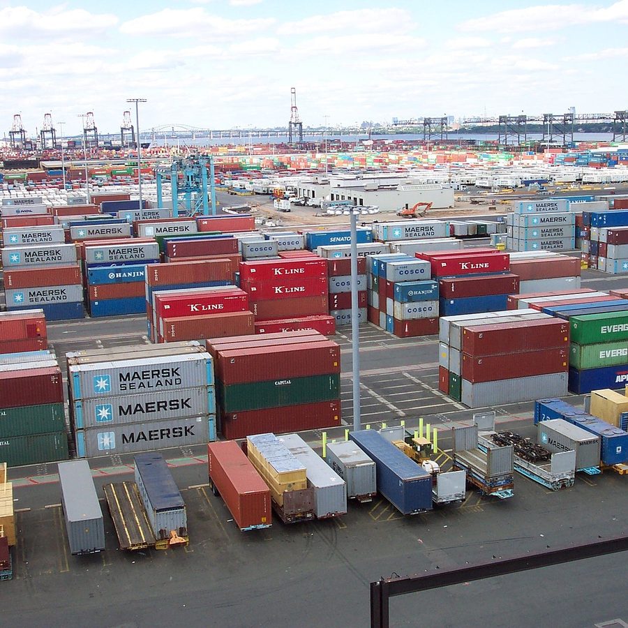 Container colorati impilati in un terminal portuale