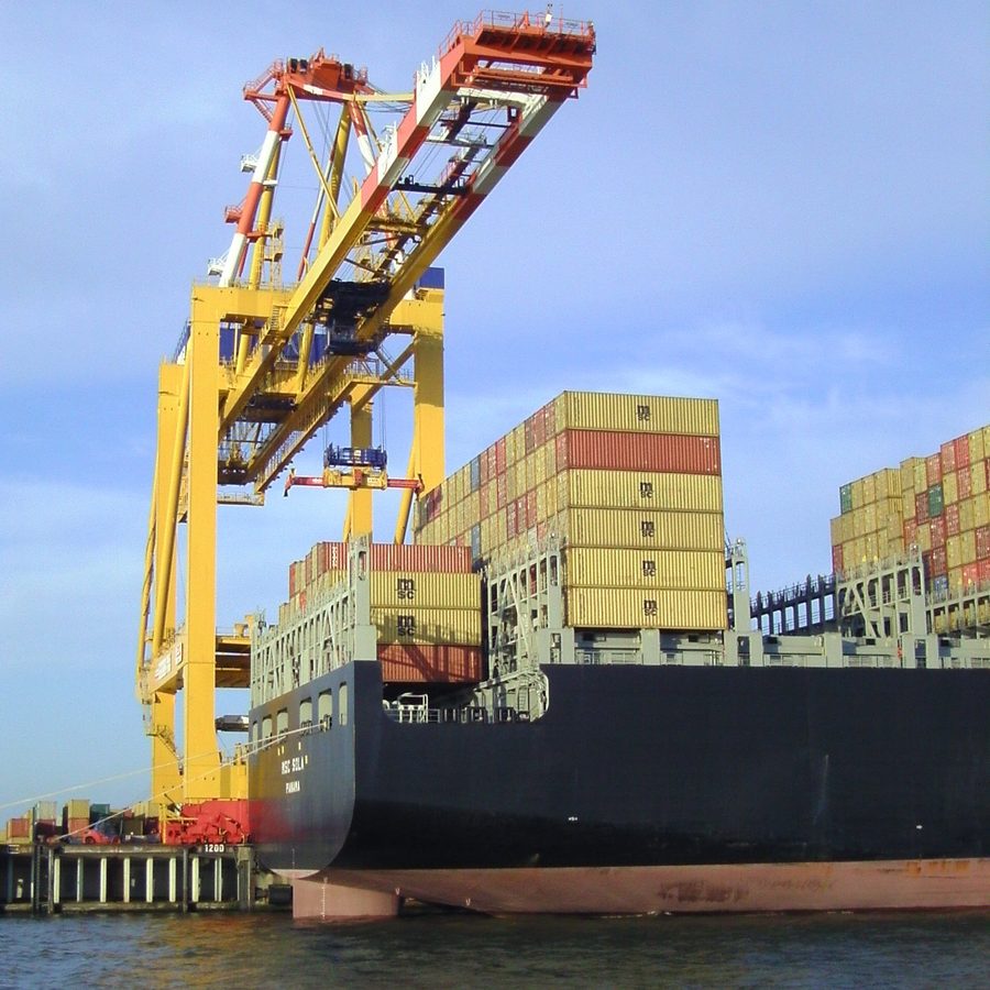 Gru di banchina che movimenta container su una nave portacontainer